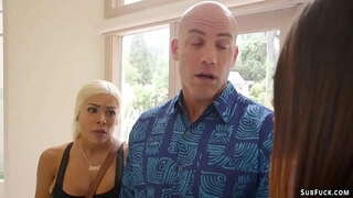 Мачуха-блондинка з великими цицьками Місяць Стар трахкає в анал зі своїм новим хлопцем Дерріком Пірсом, потім пов&#039;язує свою молоденьку готичку Аві Лав і трахає її воском.