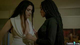 Газда-лезбејка са великим грудима задовољан својом чернокожей сотрудницей