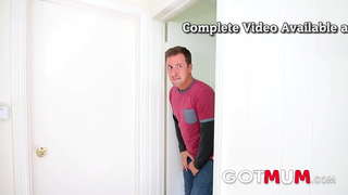 Jest mama - Busty Redhead Matka Spróbowała Się ze Swoim przybrane dziecko będące