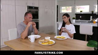 ���રમ યુવાન છોકરી કિશોર કે કિશોરી સાવકી પરિવાર સાથે સેક્સ Stepdad રસોડું