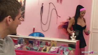 Молодую Латиноамериканку менен чоң сиськами жана кооз задницей обманом заставили одоно бузулушу трахнуться жумушта