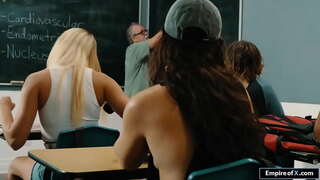 سنہرے بالوں والی نوجوان ہم جنس پرستوں پھر آخر کی طرف سے اس کے دوست پول میں