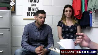 Nuair a Kinsley Kane agus her boyfriend tha goid, suaicheantas a chaidh a ghlacadh a ' cleachdadh cairt-creideis, call dìon cuspairean Kinsley gu domhainn strip agus cavity lorg.