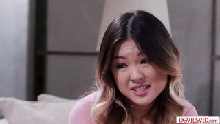 Kleinen Titten asiatischen und blonde bff geht für einen Dreier mit Nachbarin