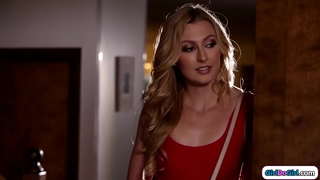 Etter å ha kommet for sent hjem igjen hennes busty stepmom bestemmer seg for at hun skal være lesbisk.Den stedatter få titsucked slikker milf fitte og facesits henne