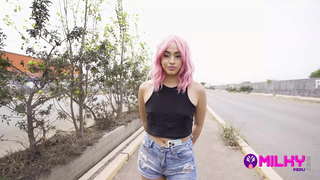 Peroviana tsy mahita asa, any amin&#039;ny fireneny ary izy dia mahita ny tenany eo ilaina ny manome ny vatany ho takalon&#039;ny vola