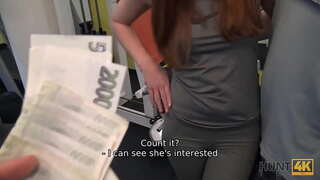 HUNT4K. पैसे के लिए आदमी की अनुमति देता है, अनुभवी शिकारी प्रेमिका बकवास करने के लिए सही जिम में