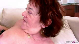 EXTREM אַלט רויטהאָריק צייַטיק כאַפּן מאַסטערבייט און פאַרפירן געשלעכט דורך יונג באָכער