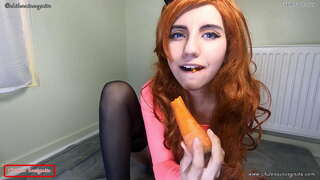 ���ਰਗੋਸ਼ fucks ਉਸ ਗਾਜਰ ਫਿਰ ਇਸ ਨੂੰ ਖਾਵੇ