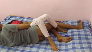 Колежанка Се Качва На Пишка В Черно Бельо