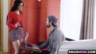 Niesamowita МИЛФА Julia de Lucia uwielbia wielki kutas w DUPIE