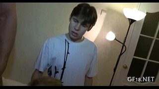 Perverse gebrilde kerel houdt de hand