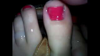 Genç almak bazı boşalmak üzerinde ayaklar ve sandalet