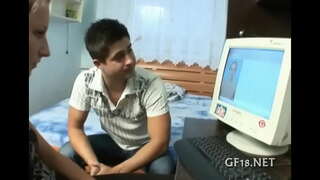 Grim kylling rejser sin lange ben.