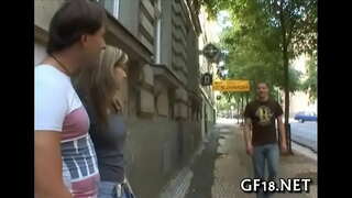 El chaval se sienta y mira fijamente