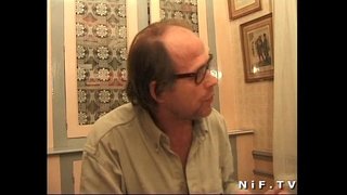 فرانسیسی سنہرے بالوں والی لڑکی بھاڑ میں جاؤ اور jizzed اس کی چھاتی پر