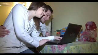 Que el nadó pren la seva camisa blava