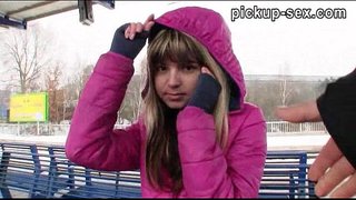 Byen amatè Eurobabe Gina Gèchon kloure nan yon tren