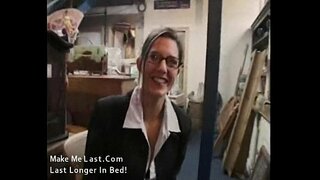 ���ెక్సీ నల్లటి జుట్టు గల స్త్రీని గృహిణి గెట్స్ బీచ్ వద్ద ఆమె పని స్థలం