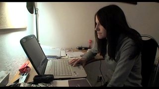 Ova ljepotica širi noge široko