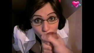 Leuke chick met een bril krijgt het goede