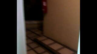 Жена Трахается в хотел с отворена врата, богат стене