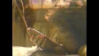 Eshli Dann gay popni ko'k rangdagi xonimda katta qiladi