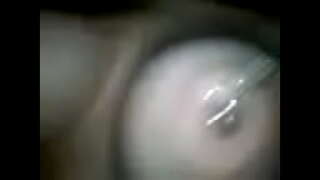 приятелката играе със своите проколотыми биберони 1