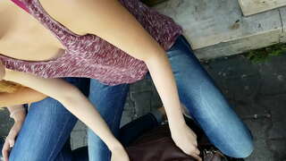 Downblouse,che mette in mostra le forme della giovane attrice女在公共街道