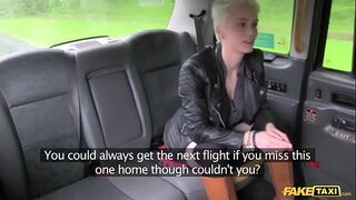 Vals Taxi warm passievol rowwe seks agter sitplek