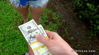 ���องก้นผมบลอนด์ไม่ไม่แน่อยู่ในโรงจอดรถในที่สาธารณะ