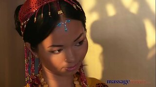 ˧�사지 객실에는 뜨거운 태국식 마사지 걸리는 하드 콕에서 그녀의 싱 pussy