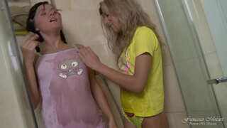 دو نوجوان لزبین واقعی, ارگاسم, anal dildo در حمام