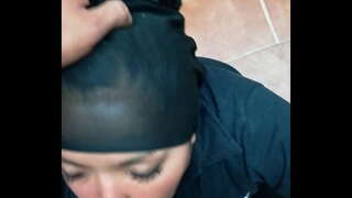 منہ میں رکھتا ہے اور چوسنے کی عادت