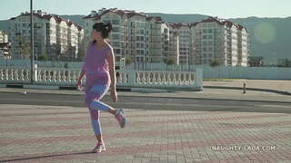 Melihat-melalui unta-jari kaki celana ketat dan telus atas tangki