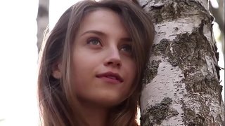 ���னிப்பு இளம் பெண் Nicolina நீக்குகிறது அவரது உடைகள், காடுகளின்