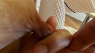 Kinky chuchu Milf inaendelea na vunjwa na aliweka kama mpira Hentai chuchu