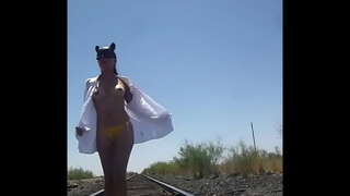 Gatita caminar desnuda al aire libre