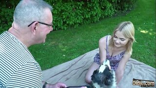 Young blonde a &#039;dèanamh old man cum i a&#039; beul