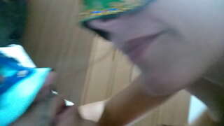 Bean phósta spitting sa bhéal na an fear agus a dhéanamh dó a swallow é