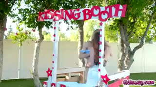 A Ghlacadh Aig An Kissing Booth0.mp4