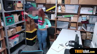 Fada legged teenie fhuair a ghlacadh ann an ceannachd mall agus fàs san garbh murt