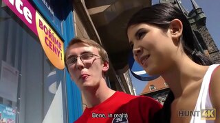 HUNT4K. La cuckold nerd és feliç de rebre el pagament per la vagina de la seva nòvia