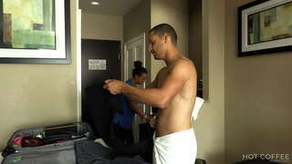 PERKHIDMATAN BILIK! Besar punggung Latina mendapat fucked gaya anjing dengan tetamu dan tuangkan di dadanya.