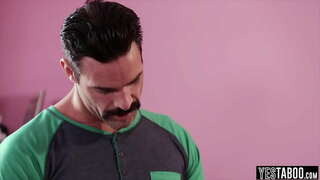 Yaz Günü üvey babası tarafından becerilir