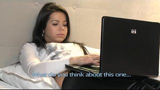 Brunette Lesbians හාදු දීම හා එකිනෙකාට ඇඟිල්ල