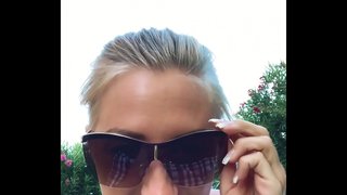 Аз тереблю пръстите на краката си твърда пизду на обществена поляна