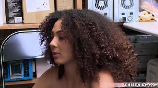 Starprasu tukša ar pusaudžu uz CCTV