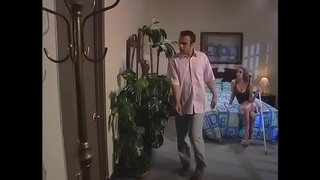 Arkadaşları yan odaya bakarken dostum köpek pozunda uzun bacaklı bir sarışın sikiyor