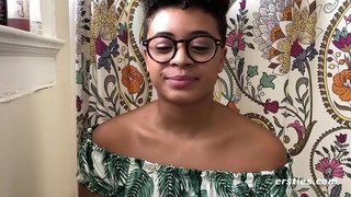 Ebony babe läheb maha diivanil